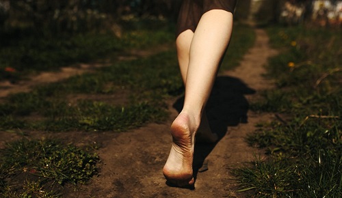 Beneficios de andar descalzo para la salud