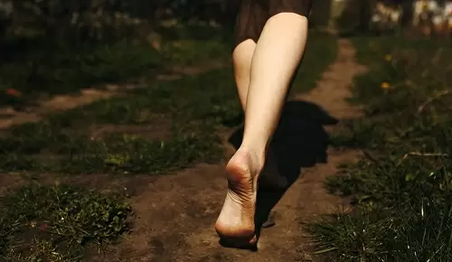 Beneficios de andar descalzo para la salud