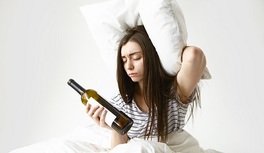 ¿Cómo afecta beber alcohol a nuestro sueño?